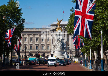 Queen Victoria Memorial di fronte a Buckingham palace con unione bandiere sul Mall Foto Stock