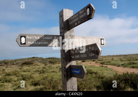 Cartello in corrispondenza della giunzione del modo Peddars e Norfolk Coast Path National Trail, Holme-next-Mare, Norfolk, Regno Unito Foto Stock