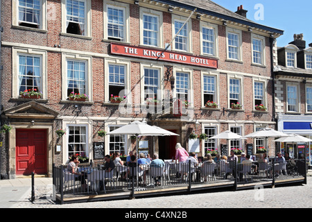 Persone pasti fuori il Kings Head Hotel in Richmond, nello Yorkshire, Inghilterra, Regno Unito Foto Stock