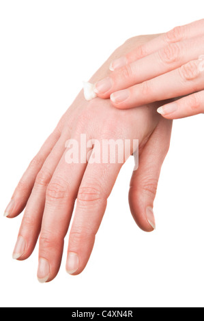 Donna mettendo la crema sulle sue mani, isolato su bianco. Foto Stock