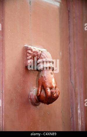 Porta vecchia respingente in la forma di una mano nel porto. Foto Stock