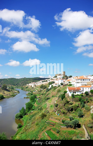 Paesaggio di Mertola e fiume Guadiana. Foto Stock