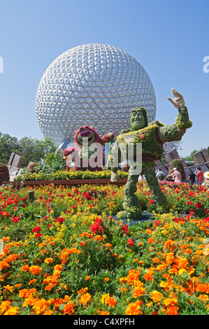Epcot Center di Orlando in Florida Buzz Lightyear e topiaria da giardini di fiori vicino l'astronave Terra geosfera durante il fiore & Giardino Foto Stock