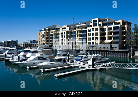 Bella barca marina nel sobborgo di Adelaide di Glenelg nella baia di Holdfast South Australia SA Foto Stock