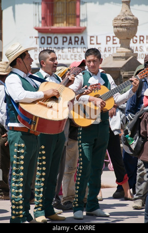 Un gruppo di uomini in una banda Mariachi giocare nel centro della folla vicino alla Basilica di Nostra Signora del Rosario di Talpa. Foto Stock