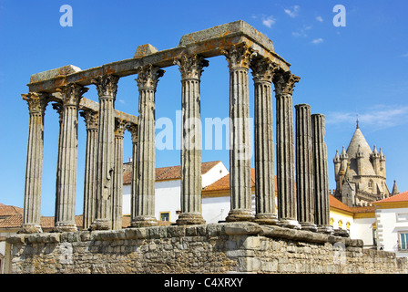 Tempio romano e la torre della cattedrale di Evora, Portogallo. Foto Stock