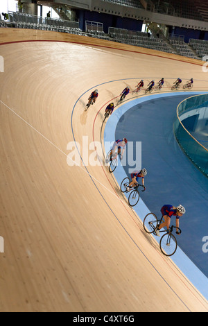 I ciclisti corsa attorno alla via a Londra velodromo olimpico, 2012 Foto Stock