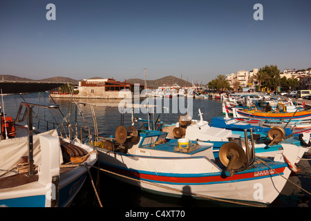 Grecia Creta,Elounda,fisherman barche in mare Foto Stock