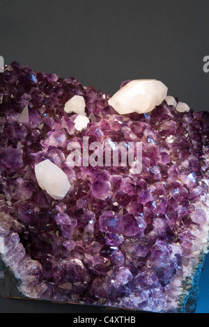 Ametista geode con calcite bianca, Brasile Foto Stock