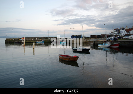 St Monans, Fife - una serata di giugno. Barche ormeggiate nel porto. Foto Stock