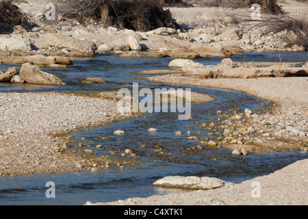 Indipendenza Creek, una molla per la maggior parte-alimentato creek in arido West Texas, fluisce verso il suo vicino alla confluenza con il fiume Pecos Foto Stock