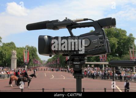 Canon 305 Videocamera HD schierate a sparare Trooping del colore nel centro commerciale di Londra, per Travelshots library di riprese. Foto Stock