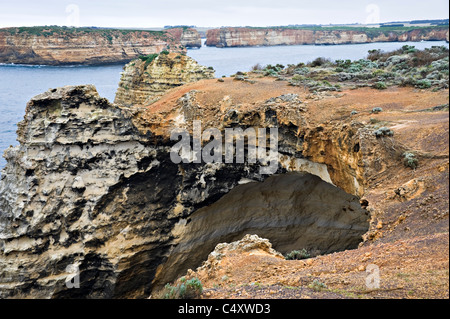 Le formazioni rocciose in mare a Bay of Islands Great Ocean Road Peterborough Victoria Australia Foto Stock