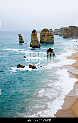 Vista dei dodici Apostoli roccia calcarea di erosioni in Oceano del Sud nei pressi di Princetown Victoria Australia Foto Stock