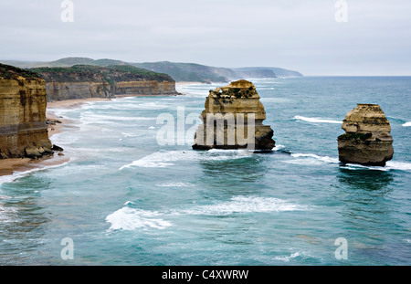 Vista dei dodici Apostoli roccia calcarea di erosioni in Oceano del Sud nei pressi di Princetown Victoria Australia Foto Stock