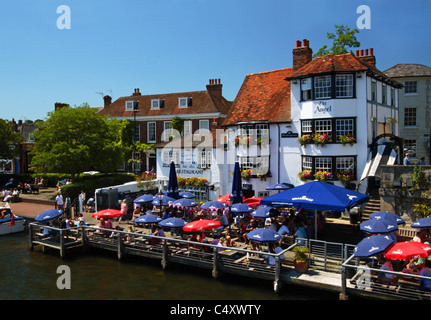The Angel on the Bridge public house and Restaurant on the banks of the River Thames, Henley-on-Thames, Oxfordshire, UK Foto Stock