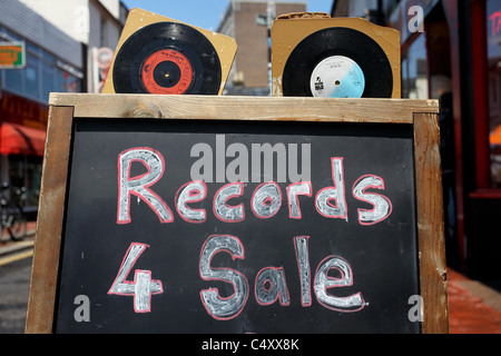 Un record 4 segno di vendita al di fuori di un negozio in Brighton, East Sussex, Regno Unito. Foto Stock