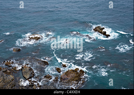 Guardando in giù per le rocce e oceano da Cape Otway Lighthouse Great Ocean Road Victoria Australia Foto Stock