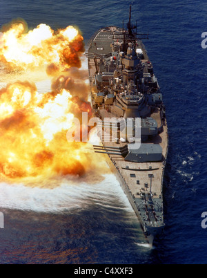 USS IOWA sparare il suo marchio 7 16 pollici/50-fucili calibro fuori il lato di dritta durante un incendio di dimostrazione di potenza Foto Stock