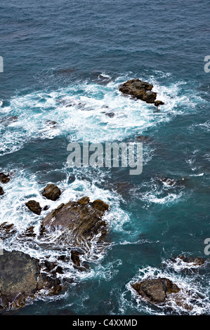 Guardando in giù per le rocce e oceano da Cape Otway Lighthouse Great Ocean Road Victoria Australia Foto Stock