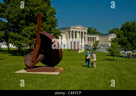 I visitatori potranno gustarsi la scultura su motivi di Albright-Knox Galleria d'arte, Buffalo, New York, Stati Uniti d'America. Foto Stock