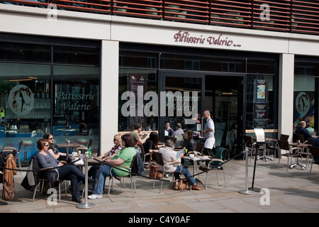 Patisserie Valerie al di fuori del Vecchio Spitalfields Market in Bishopsgate, London, England, Regno Unito Foto Stock