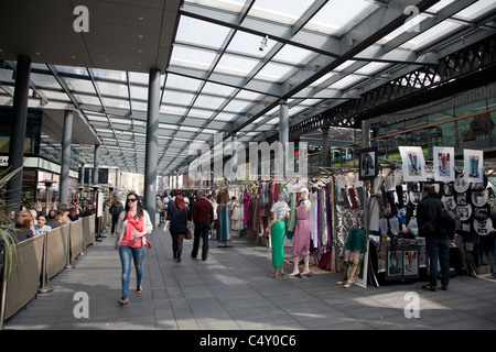 Gli amanti dello shopping in Old Spitalfields Market in Bishopsgate, London, England, Regno Unito Foto Stock