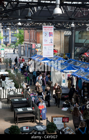 Shopping presso Old Spitalfields Market in Bishopsgate, London, England, Regno Unito Foto Stock