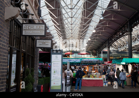 Interno del vecchio Spitalfields Market in Bishopsgate, Londra, Inghilterra Foto Stock