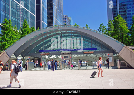 La stazione metropolitana di Canary Wharf e, West Plaza, Canary Wharf, London Borough of Tower Hamlets, London, England, Regno Unito Foto Stock