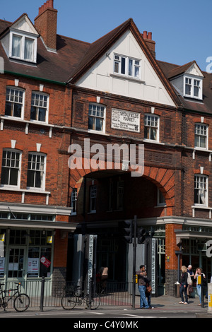 Ingresso e la facciata principale della vecchia Spitalfields Market, Bishopsgate, London, England, Regno Unito Foto Stock