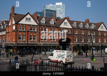 Scena urbana al di fuori del Vecchio Spitalfields Market in Bishopsgate, London, England, Regno Unito Foto Stock