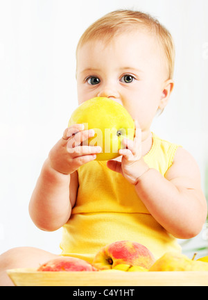 Piccolo bambino mangiare apple, closeup ritratto, concetto di sanità e una sana alimentazione dei bambini Foto Stock