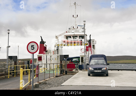 Il Belmont, Unst, isole Shetland, Scotland, Regno Unito. Isola car ferry terminal con la barca ormeggiata nel porto di suono Bluemull Foto Stock