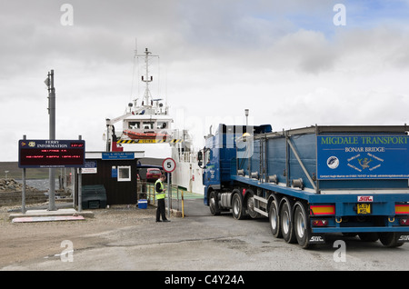 Ferry Terminal con un autocarro imbarco barca a Yell isola di fronte Bluemull Suono. Il Belmont, Unst, isole Shetland, Scotland, Regno Unito Foto Stock