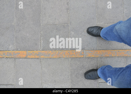 A cavallo dell'equatore, un piede nell'emisfero settentrionale, un piede nell'emisfero meridionale, Mitad del Mundo, Ecuador Foto Stock