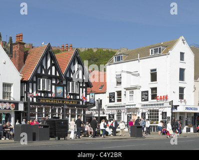 Persone turisti visitatori al di fuori del pub ars e caffè lungo Foreshore Road Scarborough North Yorkshire Inghilterra Regno Unito GB Great La Gran Bretagna Foto Stock