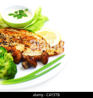 Gustosi piatti sani di filetto di pesce con verdure al vapore, isolato su sfondo bianco, di confine con lo spazio di testo Foto Stock