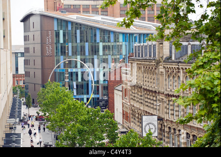 Vista generale del Hayes retail area shopping trascurata dagli appartamenti di lusso nel centro di Cardiff South Wales UK Foto Stock