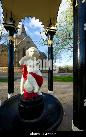 Fontana del Cherubino sul verde a Dornoch Foto Stock