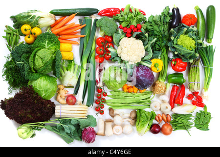 Molte diverse verdure e insalate. Mercato dei prodotti freschi verdi. Foto Stock