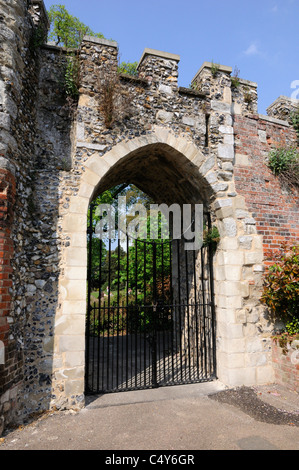 Ai primi del secolo XIV Postierla Gate a Hertford Castle Foto Stock