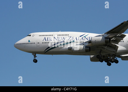 Air New Zealand Boeing 747-400 aereo aereo aereo in volo su avvicinamento. Primo piano della sezione del naso. Trasporto aereo a lunga percorrenza. Foto Stock