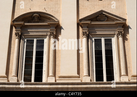 Italia, Roma, Palazzo Odescalchi, finestre da vicino Foto Stock