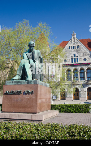 Statua del finlandese autore, Aleksis Kivi davanti al Teatro Nazionale Finlandese, Piazza della Stazione, Helsinki, Finlandia Foto Stock