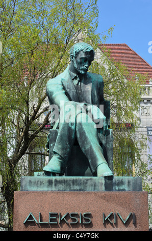 Statua del finlandese autore, Aleksis Kivi davanti al Kansallisteatteri, Rautatientori, Helsinki Foto Stock