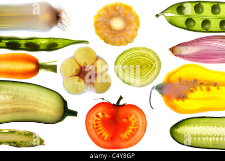 Differenti, verdure a fettine. Peperoni, cipolle, pomodori, Rafano, melanzane, carote, porro, cetrioli, aglio, mais, scalogno, Foto Stock