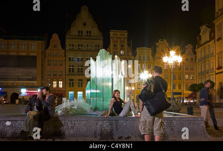 La fontana sulla piazza del mercato di Wroclaw in serata, Polonia Foto Stock