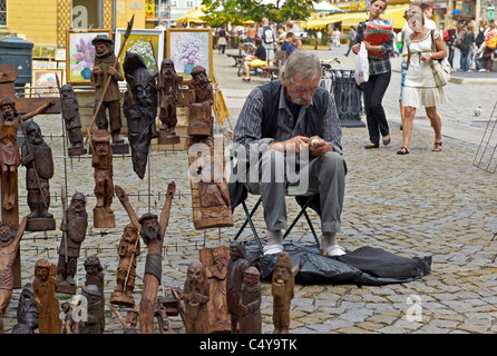 Un intagliatore di legno sulla piazza del mercato di Wroclaw, Polonia Foto Stock