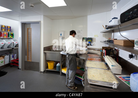 Lo chef prepara il cibo in Wantage Hall Reading University cucina Foto Stock